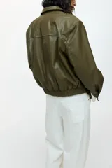Jean de corte wide leg en denim de algodón rígido, con diseño de cinco bolsillos, cintura clásica con cierre de botones y piernas amplias.