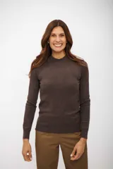 Sweater de punto con cuello medio alto, de manga larga y ajuste al cuerpo, con puños y ruedo acanalados.