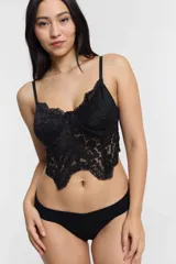 Corset blanco de encaje con tirantes finos regulables.