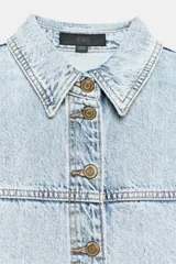 Cazadora de denim color verde militar, con cuello solapa, manga larga, bolsillos frontales de plastrón y cierre de botones metálicos.