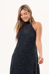 Vestido largo de encaje color azul marino, con cuello halter, sin mangas y aberturas laterales. Incluye un vestido corto removible como forro.