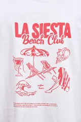 Remera blanca de corte recto con estampado de motivos playeros.