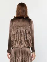 Blusa de manga larga con textura laminada y volados horizontales en el frente.