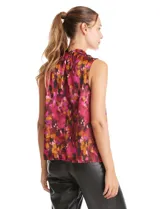 Blusa sin mangas de satén con estampado abstracto en tonos fucsia, rosa, naranja y negro. Presenta cuello alto con detalle de nudo frontal y cierre de botón en la espalda.
