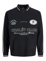 Buzo de manga larga color negro con cuello tipo polo y detalles de líneas blancas en cuello y puños. Presenta un diseño gráfico estampado en el frente con la inscripción 'CHALÉT CLUB' y detalles deportivos. Confeccionado en tejido suave con ajuste holgado.