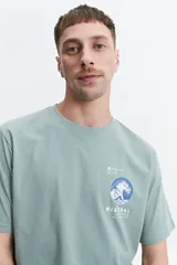 Remera color crema de manga corta con cuello redondo y estampado de una ola estilo japonés.