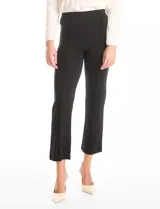 Pantalón cigarette de tiro alto color marrón, confeccionado en tejido elastizado. Presenta un diseño de pretina ancha y plana sin cierres, con costuras verticales pronunciadas a lo largo de cada pierna y corte recto al tobillo.
