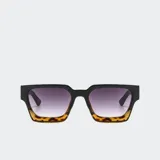 Lentes de sol con armazón rectangular de plástico reciclado, en combinación negro y carey, con cristales degradados.