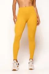 Calza larga color mostaza, de tiro alto y corte ajustado.