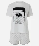 Pijama corto de algodón blanco, compuesto por una remera de manga corta con cuello redondo y estampa frontal de Mafalda durmiendo, y un short con estampa de lunares y detalle de ondas negras en el ruedo.