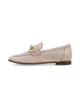Mocasines planos de cuero color crema, con detalle de herraje metálico dorado en el empeine y costuras visibles.
