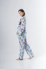 Pijama de algodón estampado, compuesto por una camisa de manga larga con botones y un pantalón recto con elástico en la cintura.