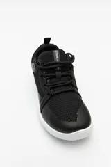 Zapatilla minimalista tipo barefoot de color verde menta, con diseño de suela plana y flexible, confeccionada en material textil transpirable con cordones a tono.