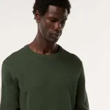 Sweater de punto con textura fantasía, cuello redondo y mangas largas con puños acanalados.
