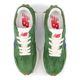 Championes New Balance modelo 327, con empeine de gamuza y nylon en tonos verde y azul marino. Presentan la marca "N" grande en azul marino en el lateral, entresuela blanca y suela de goma con relieve de tacos color caramelo.