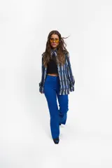 Pantalón de corte semi oxford en color azul francia, confeccionado en gabardina de algodón. Presenta un diseño con aberturas en la parte inferior de las piernas que aportan movimiento y un estilo distintivo.