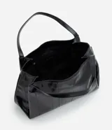 Bolsa tipo shopper de tamaño grande, confeccionada en poliuretano texturizado con acabado brillante. Presenta un diseño estructurado con correas fijas para el hombro, cierre superior mediante botón a presión y un detalle metálico decorativo en la parte frontal.