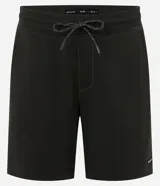 Bermuda masculina de corte slim, confeccionada en tejido de algodón con felpa. Presenta cintura elástica con cordón ajustable, bolsillos laterales y una pequeña etiqueta aplicada en el ruedo.