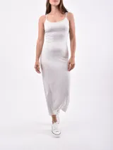 Vestido largo de corte ajustado y silueta recta, con tirantes finos y escote redondo.