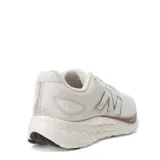 Championes New Balance 680 V8 para mujer, color beige con logo plateado.