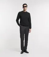 Suéter de punto para hombre, color celeste, con textura acanalada horizontal, cuello redondo y mangas largas con puños ajustados.