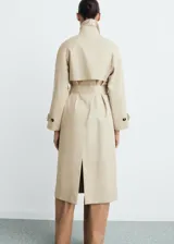 Trench coat de corte recto y diseño oversize, con cierre de doble botonadura, cuello de solapa ancha, bolsillos laterales y mangas largas con puños abotonados. Incluye cinturón desmontable y forro interior.