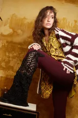 Pantalón de tiro medio color borgoña con elástico en la cintura y caída en evase similar a un oxford intervenido a mano en Uruguay con punto crochet en 100% algodón color negro. Talle único.