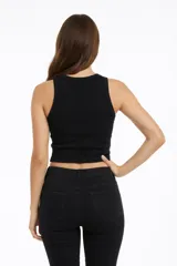 Musculosa de algodón con elastano, color blanco, de corte ajustado al cuerpo, cuello redondo y diseño sin mangas.