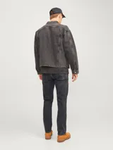 Jean de corte relaxed fit y tiro alto, con diseño clásico de cinco bolsillos. Confeccionado en denim de sarga color negro con efecto lavado.