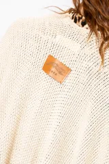 Ruana abierta color beige de tejido de punto con lurex.