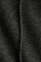 Pantalón de corte holgado confeccionado en punto fino de mezcla de algodón. Presenta un diseño de tiro alto con elástico oculto en la cintura y pliegues cosidos en la parte frontal.