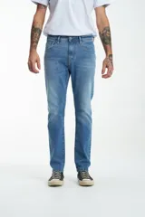 Pantalón de jean celeste, corte slim fit, con bolsillos delanteros y traseros.