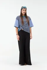 Pantalón negro de corte ancho y fluido, confeccionado en tejido ligero y cómodo, con cintura alta y diseño recto.