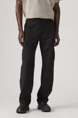 Pantalón cargo negro de corte recto con bolsillos laterales con fuelle y solapa con botón a presión. Tiene bolsillos delanteros y traseros.