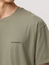 Camiseta verde militar de algodón orgánico, de corte oversize, con estampa en la espalda.
