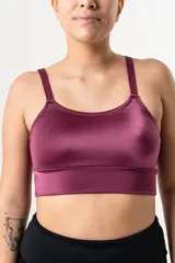 Top deportivo de escote redondo con breteles finos y faja ancha de doble tela. Confeccionado en tejido satinado con tecnología LYCRA® XTRA LIFE™.