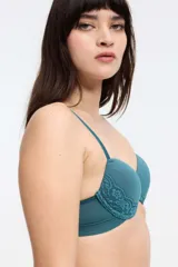 Soutien push-up de microfibra color verde petróleo, con aros y detalles de puntilla en los laterales de las copas. Cuenta con breteles regulables y cierre posterior con broche.