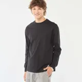 Camiseta negra de punto, de manga larga y cuello redondo.