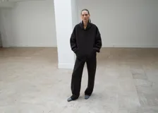 Pantalon de vestir de corte recto y tiro medio, con cintura elástica y bolsillos laterales. Presenta costuras verticales decorativas a lo largo de las piernas.