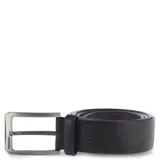 Cinturón de cuero marrón oscuro con hebilla metálica rectangular de color plateado mate. La correa presenta costuras visibles en el extremo que se une a la hebilla.