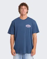 Remera de manga corta color azul, de corte clásico y cuello redondo, con pequeño estampado gráfico ovalado en el pecho.