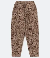 Pantalón fluido con estampado de leopardo, cintura elástica con lazo ajustable, bolsillos laterales y cierre con botón.