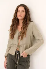 Chaquetita corta de manga larga en color verde militar, con escote en V y cierre frontal con tiras para atar.