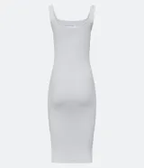Vestido midi de corte ajustado, confeccionado en tejido acanalado de algodón con mezcla de poliéster y elastano. Presenta escote cuadrado, tirantes medios y diseño sin mangas, ofreciendo una silueta básica y versátil.