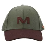 Gorra tipo jockey de Merrell con diseño bicolor, cuerpo en color verde oliva y visera curva en color marrón. Presenta una letra M bordada en el frente y una pequeña etiqueta de cuero con el logo de la marca en el lateral.
