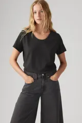 Remera negra de algodón con cuello redondo y mangas cortas.