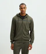 Campera deportiva texturizada de color verde militar, con capucha, cierre frontal por cremallera, bolsillos con cierre y una franja reflectante horizontal en el pecho.