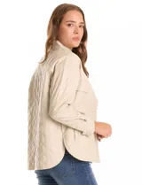 Chaqueta de eco cuero negro con diseño capitoneado, cuello con solapa y cierre frontal con botones a presión. Presenta mangas largas con puños abotonados, dos bolsillos frontales con solapa y forro interno a tono.