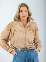 Camisa blanca de broderie con estilo boho y romántico, manga larga levemente abullonada.