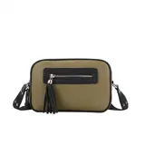 Bandolera de cuero sintético en color verde oliva con detalles en negro, incluyendo bolsillo frontal con cierre y borla decorativa. Cuenta con correa ajustable negra y doble compartimento principal.